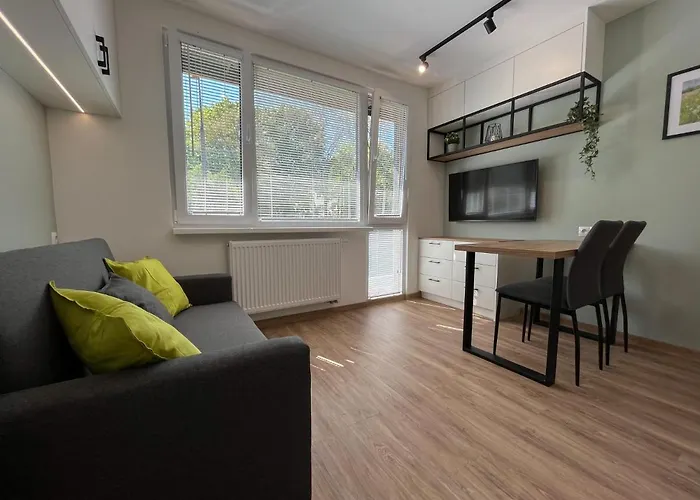 Yellow Apartment: Metro-close Private With Self Check-in Warsaw