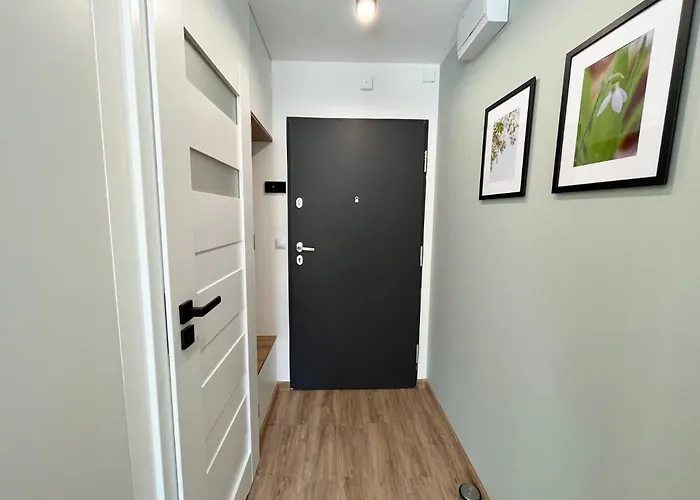 Yellow Apartment: Metro-close Private With Self Check-in